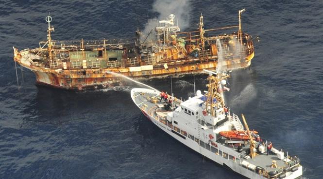 video paza de coasta americana a scufundat nava aflata in deriva de la tsunami ul din japonia