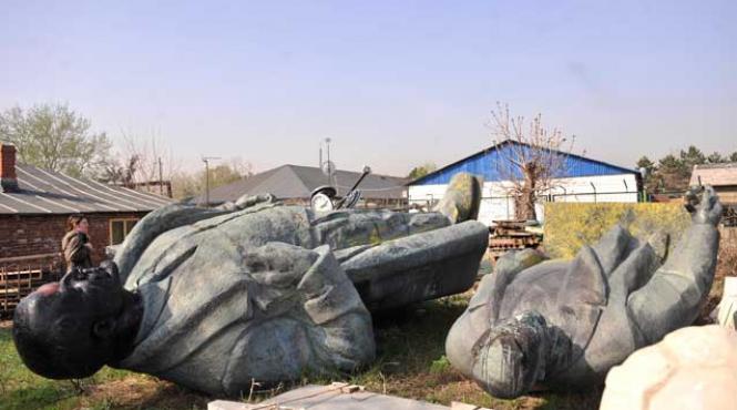 lenin piesa de baza in parcul statuilor comuniste romanii inca se tem sa si accepte trecutul