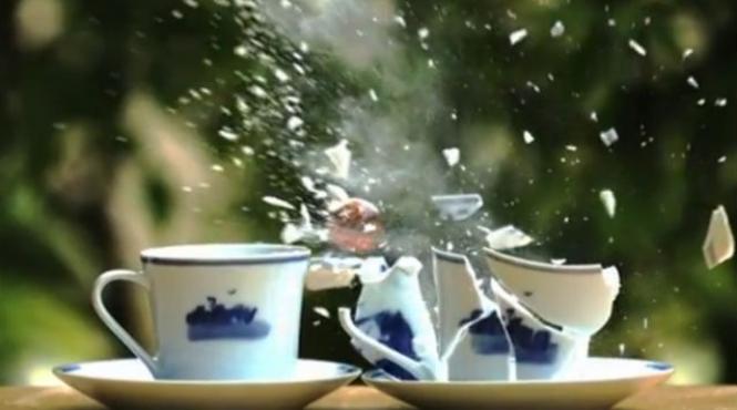 video o petrecere cu ceai care opreste timpul in loc