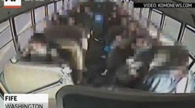 video un elev de 13 ani si a salvat colegii dupa ce soferul autobuzului in care se aflau a lesinat