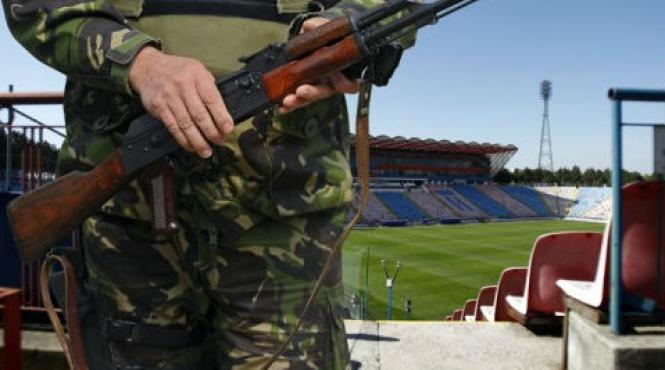 stadionul ghencea este pazit de soldati cu arme de foc