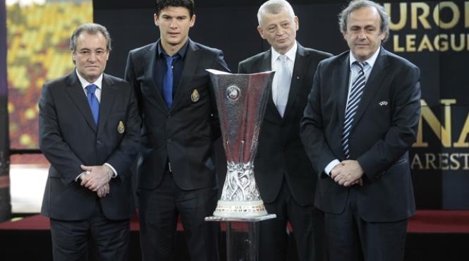 trofeul europa league a ajuns la bucuresti vezi in ce locatii din capitala va fi amplasat pana pe 9 mai