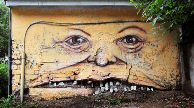 video foto un artist rus da chipuri zambitoare cladirilor parasite