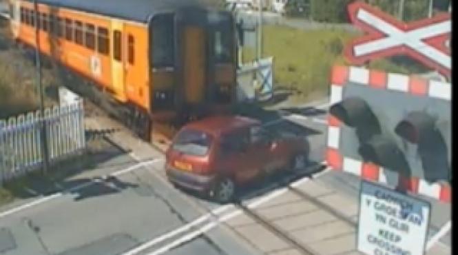 inconstienta crasa vezi cum a fentat moartea un britanic care a fortat trecerea cu calea ferata video