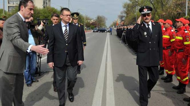 mru intra in campanie seful executivului s a lipit de smurd si tine discursuri electorale