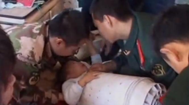 video un bebelus chinez descarcerat de pompieri dupa ce a ramas blocat in masina de spalat