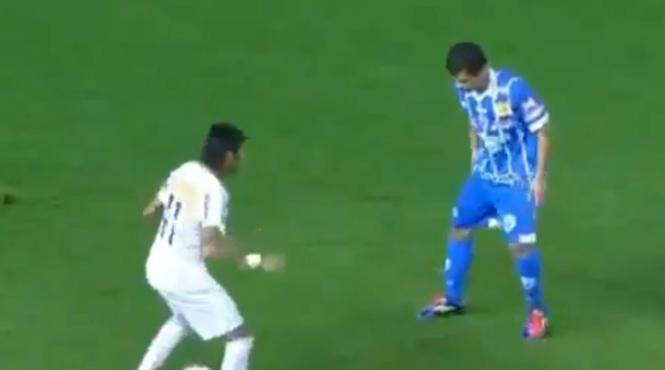 video dribling care l ar face invidios si pe ronaldinho neymar isi umileste un adversar si e pedepsit de al doilea