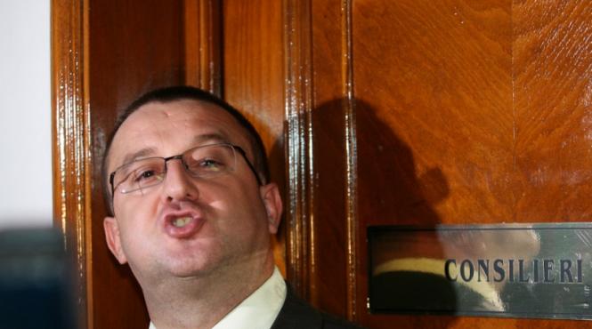 ungureanu il critica explicit pe blejnar acuzandu l de management defectuos