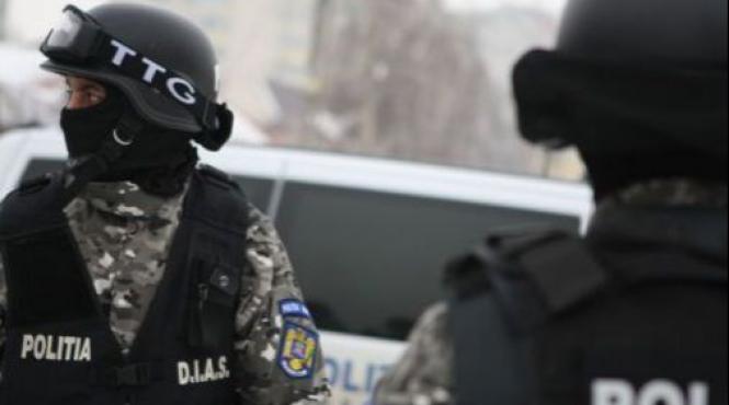 descinderi la hotii de combustibil din arges si valcea cinci politisti acuzati ca i lasau sa fure primind in schimb bani