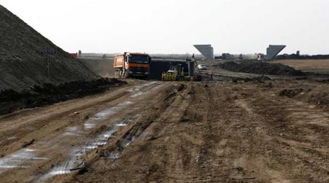 aici sunt drumurile dvs romania la raport 12 kilometri de autostrada pe an