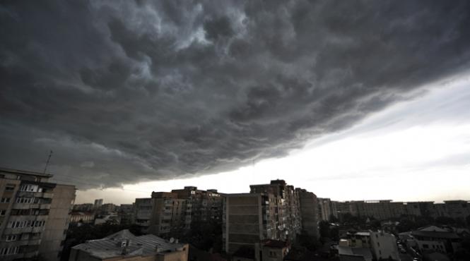 furtuna a facut ravagii in capitala un barbat a fost grav ranit de un panou publicitar smuls de vant