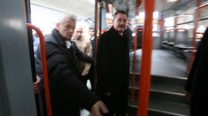 video singura statie de tramvai high tech folosita drept scurtatura de bucuresteni