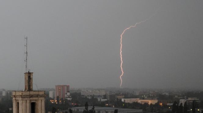 barbatul ranit de panoul publicitar in timpul furtunii de ieri din bucuresti a murit