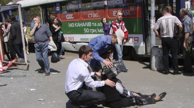 patru explozii au zguduit dnepropetrovsk orasul natal al iuliei timosenko 27 de persoane printre care 9 copii au fost ranite