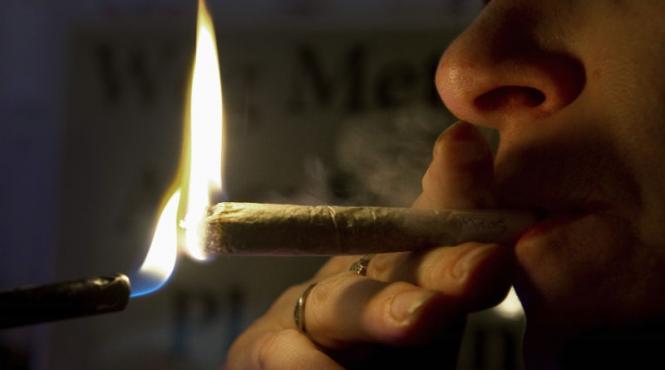 s a interzis consumul de cannabis pentru turistii din olanda proprietarii de cafenele spun ca vor ataca decizia la haga