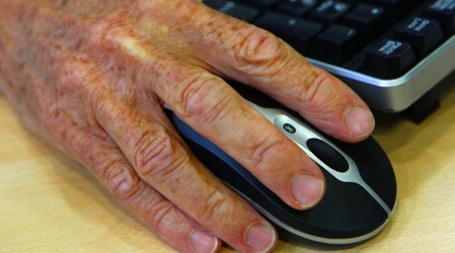 un batran de 92 de ani inamicul numarul unu al industriei cinematografice de la hollywood