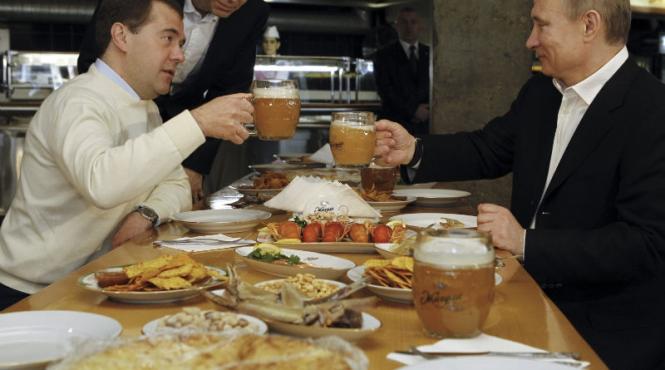 video putin a iesit la bere cu medvedev si 150 000 de simpatizanti de 1 mai