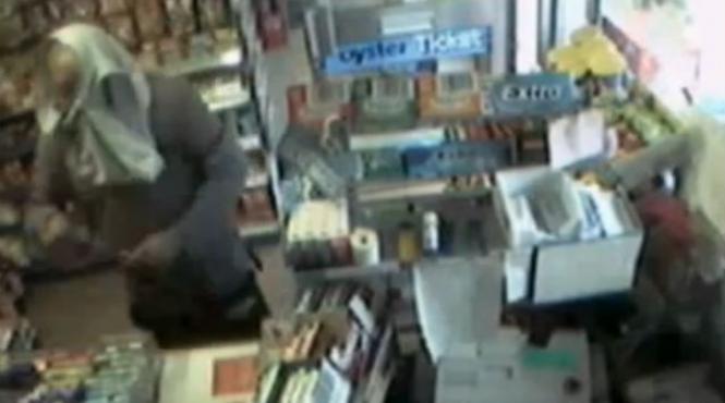 video un barbat a vrut sa jefuiasca un magazin cu o pereche de boxeri pe cap