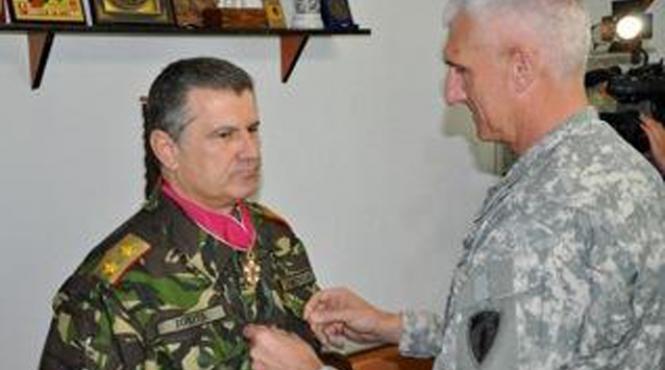 comandantul fortelor armate terestre romane decorat cu legiunea de merit a armatei sua