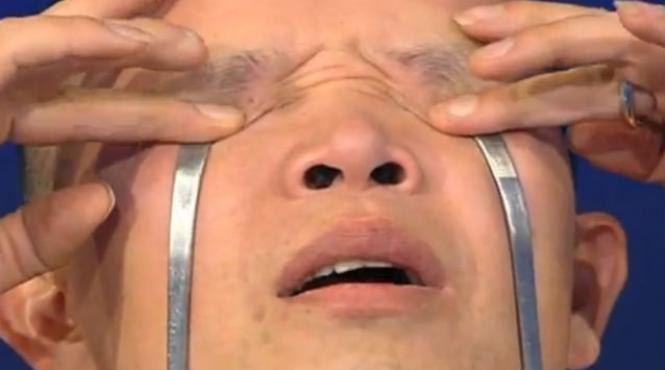 foto un chinez a tras cu orbitele oculare un mercedes benz