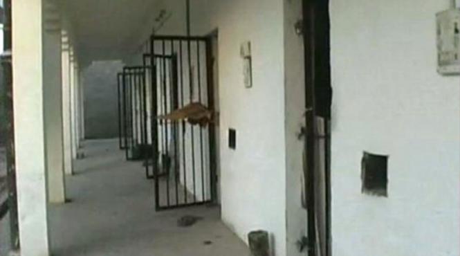 un barbat uitat de agentii americani cinci zile intr o celula a baut urina pentru a supravietui