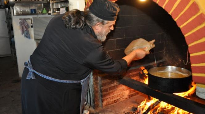 la cratita cu prea sfintitul epifanie cel mai vestit bucatar de la muntele athos a facut minuni in bucataria de la continental