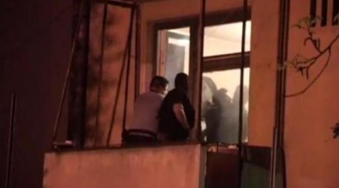 un bucurestean a aruncat tot ce avea pe geam si a amenintat ca arunca blocul in aer video