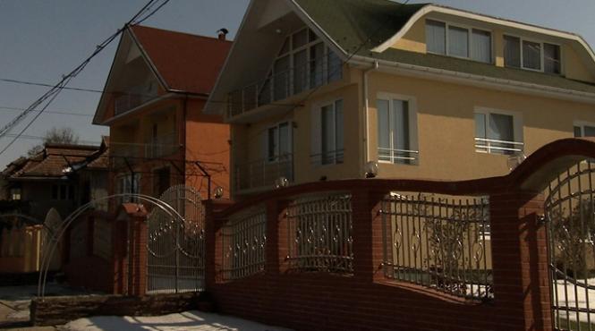 cursa imbogatirii in maramures daca unul si a luat tractor vecinul trebuie sa si ia avion povestea victimelor colaterale