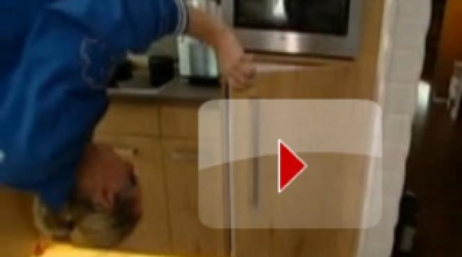 casa intoarsa pe dos are temelia in aer si acoperisul pe pamant video