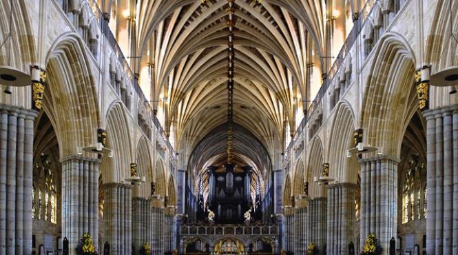 slujba la catedrala oficiata cu un joc playstation