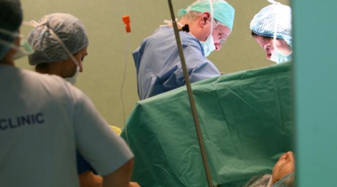 premiera medicala mondiala o fetita romanca de 7 ani bolnava de o maladie genetica mortala salvata printr o procedura inventata de un inginer mecanic israelian