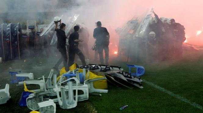 un barbat a decedat iar 36 de persoane au fost ranite dupa meciul fenerbahce galatasaray