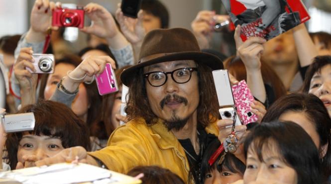 johnny depp fata in fata cu copia sa japoneza