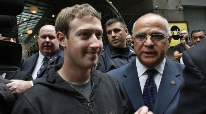 excentricitatile fondatorului facebook taie gaini in curte vine la sedinte in pijamale apare pe wall street in hanorac