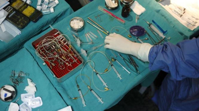 familia unui copil acuza un medic din petrosani ca l a operat gresit la mana stanga si nu la dreapta