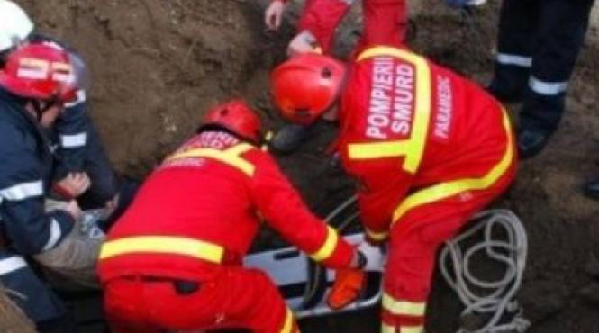doi muncitori din constanta prinsi sub un mal de pamant unul dintre ei a murit
