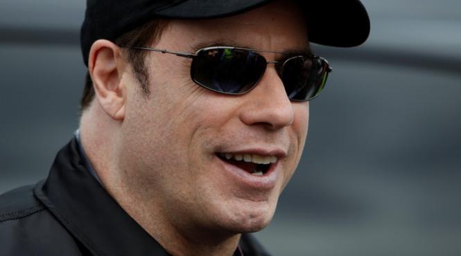 john travolta acuzat ca s ar fi dat la colegul de platou din grease actorul i ar fi facut avansuri si lui richard gere