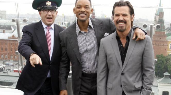 will smith a pleznit un jurnalist care a incercat sa il sarute video