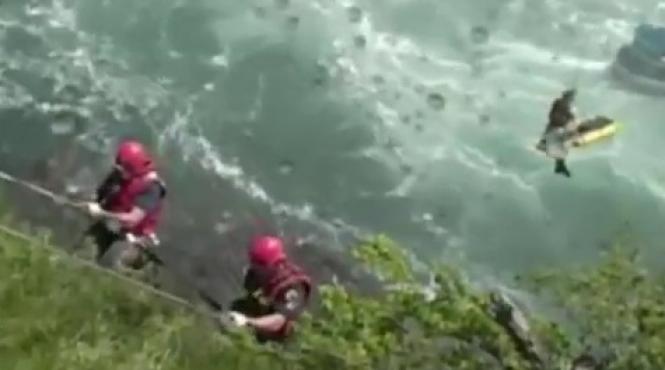 video uluitor a supravietuit unei caderi in gol de aproape o suta de metri in cascada niagara incercand sa se sinucida