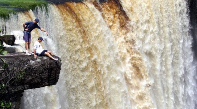 video un barbat a supravietuit caderii in cascada niagara culmea el voia sa se sinucida