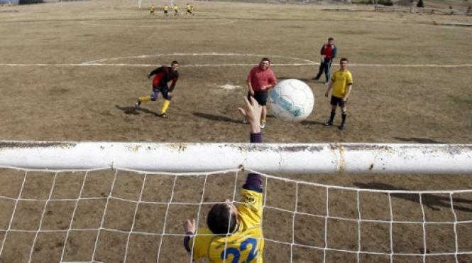 pe acoperisul fotbalului o echipa din apuseni evolueaza pe cel mai inalt teren din tara la 1 300 de metri altitudine