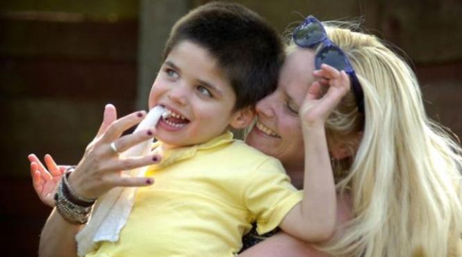 la 5 ani simte nevoia sa mestece in permanenta vezi afectiunea de care sufera micutul zach si meniul acestuia