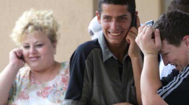 recorduri absolute romanii au vorbit la telefonul mobil un miliard de ore in 2011 cate miliarde de sms uri au trimis