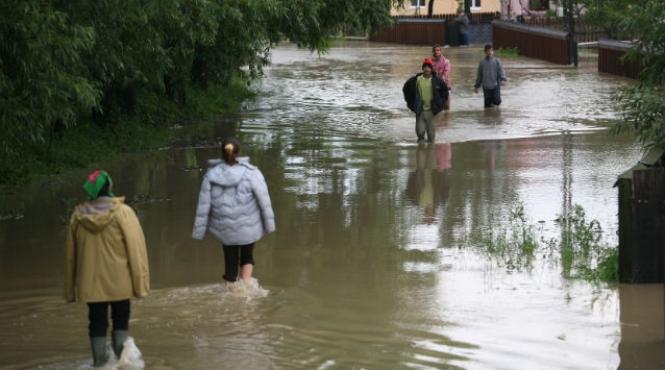 ploaia a facut ravagii in capitala tramvaie blocate si subsoluri inundate