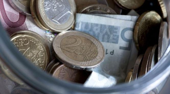 reuters grecii au miliarde de euro ascunsi sub saltea si in lazi frigorifice