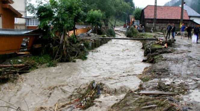 codul portocaliu de inundatii prelungit de hidrologi sute de oameni izolati in urma ploilor intr o localitate din buzau