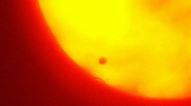 ultimul tranzit al acestui secol venus trece prin fata soarelui spectacolul ceresc se va mai repeta in 2117 video