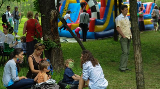 vedetele intact insotite de copii au petrecut la iarba verde