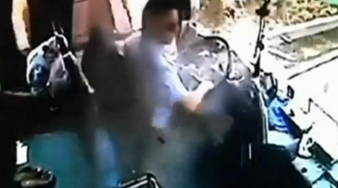 video un sofer de autobuz a devenit erou in china