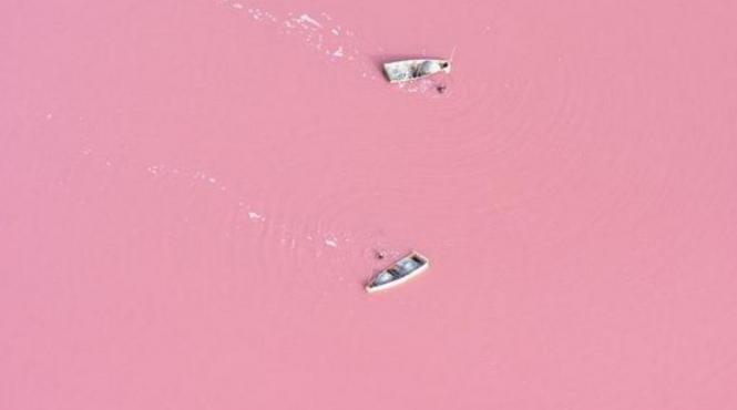 cer albastru apa roz lacul retba din senegal pare un imens milkshake de capsuni video